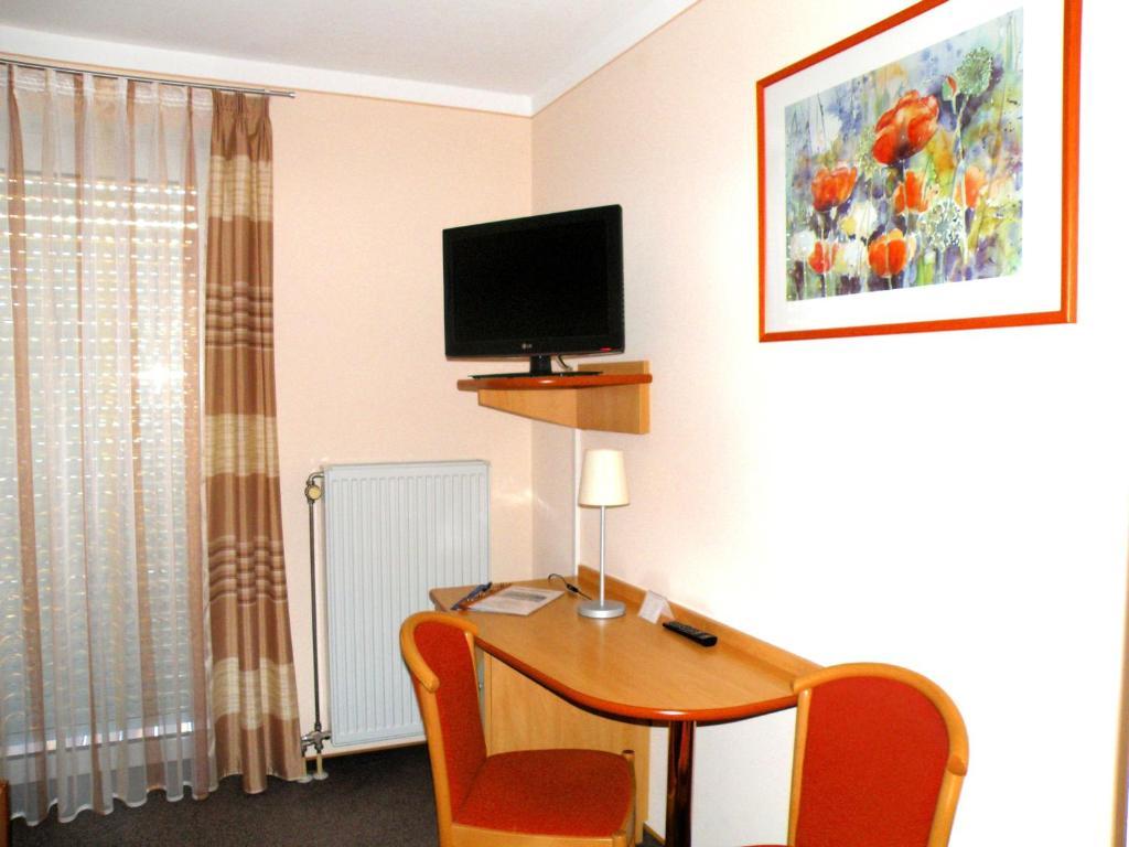 Hotel Zum Schwarzen Baeren Vohenstrauss Habitación foto