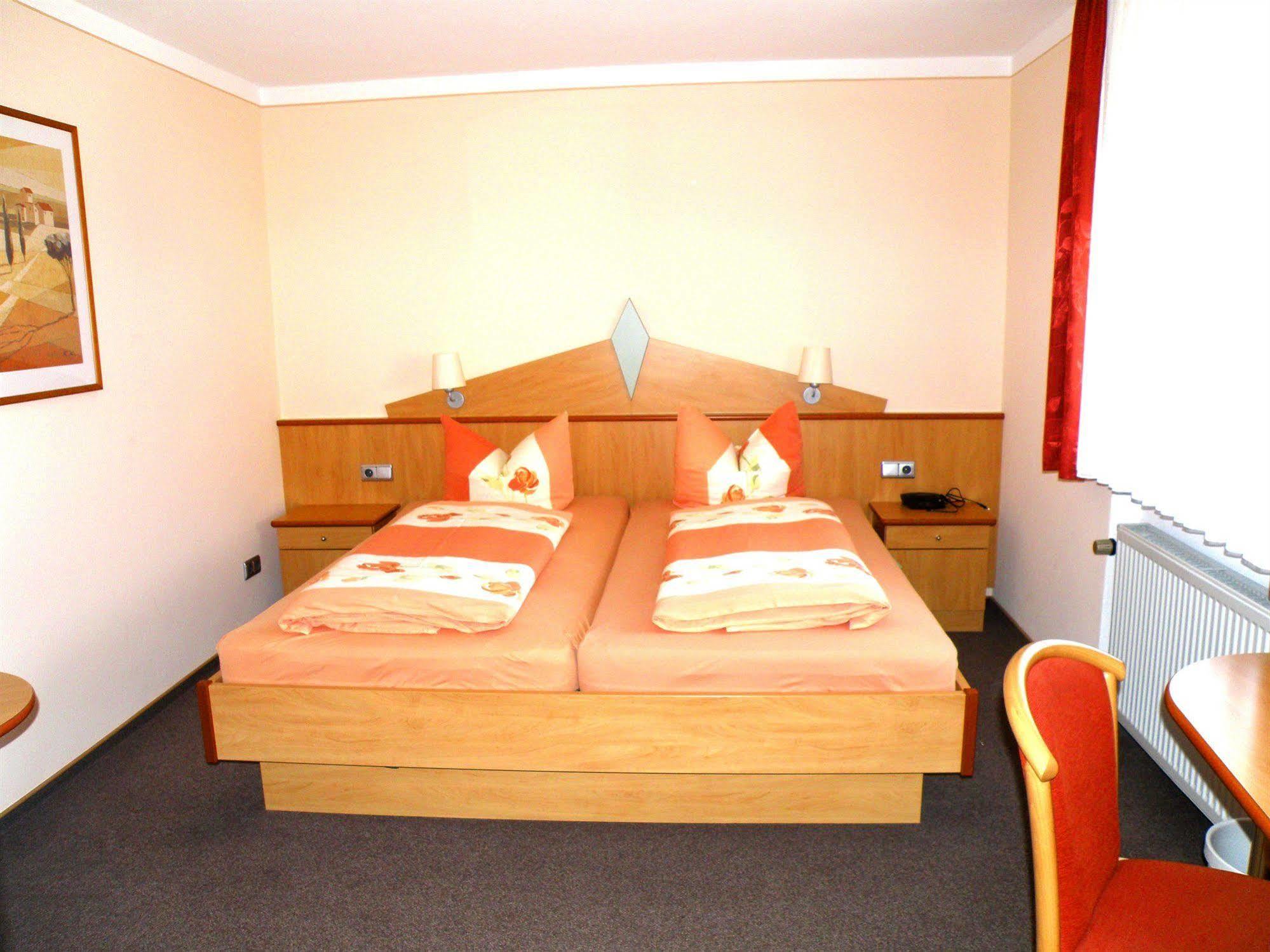 Hotel Zum Schwarzen Baeren Vohenstrauss Exterior foto